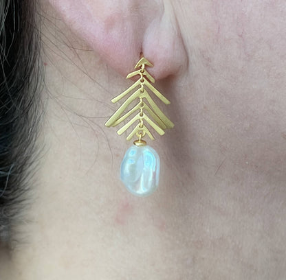 Pearl earrings with matte gold pine needle post